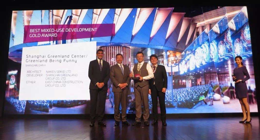 日建设计上海总经理郭晓峰、项目总监段晓崑位于MIPIM Asia颁奖现场