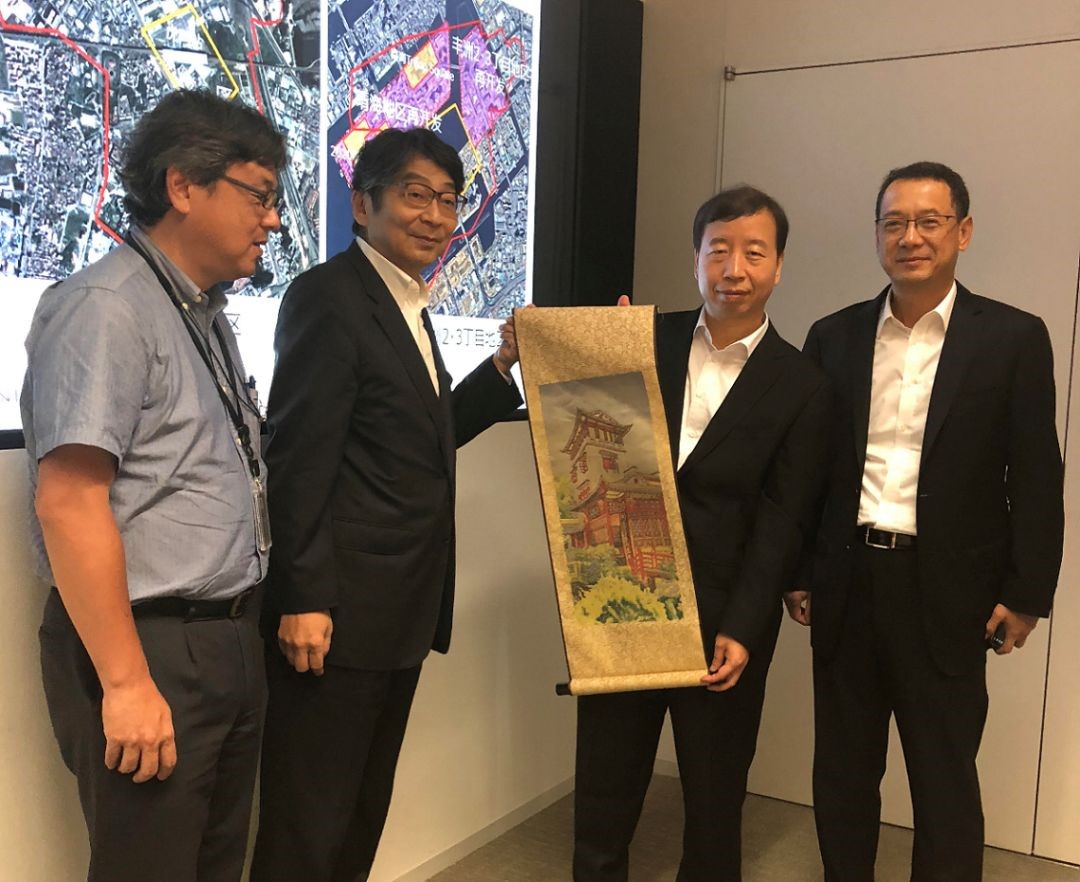 交流会后中分副社长与肖市长交换纪念品