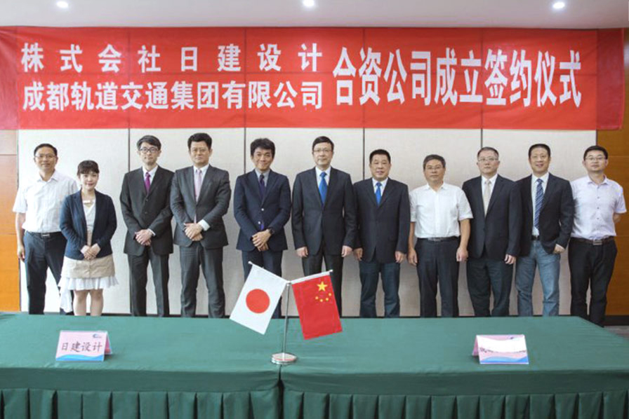 胡庆汉董事长（右六）、大松敦常务执行董事（左五）