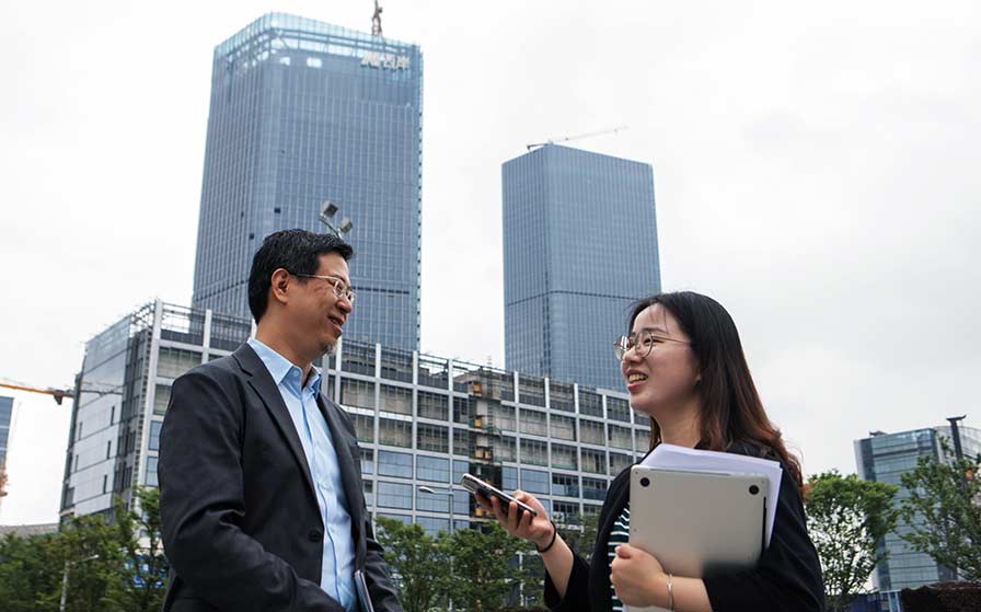 陆钟骁接受记者的采访 