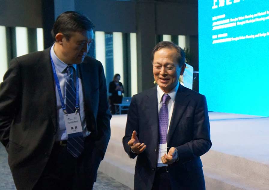 自然资源部国土空间规划局副局长张兵与竹内顾问交换意见