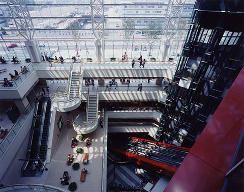 Classic example in Japan (Queen's Square YOKOHAMA, Minato-Mirai Station) Multi-floor atrium space connecting the spaces aboveground to the subway platform on level B4