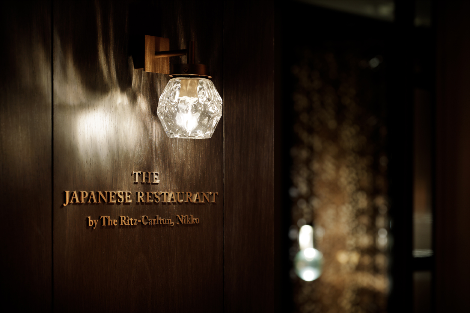 “The Japanese Restaurant by The Ritz-Carlton, Nikko”, the hotel’s main restaurant offering kaiseki cuisine, sushi, and teppanyaki (photo by Nacasa & Partners) 