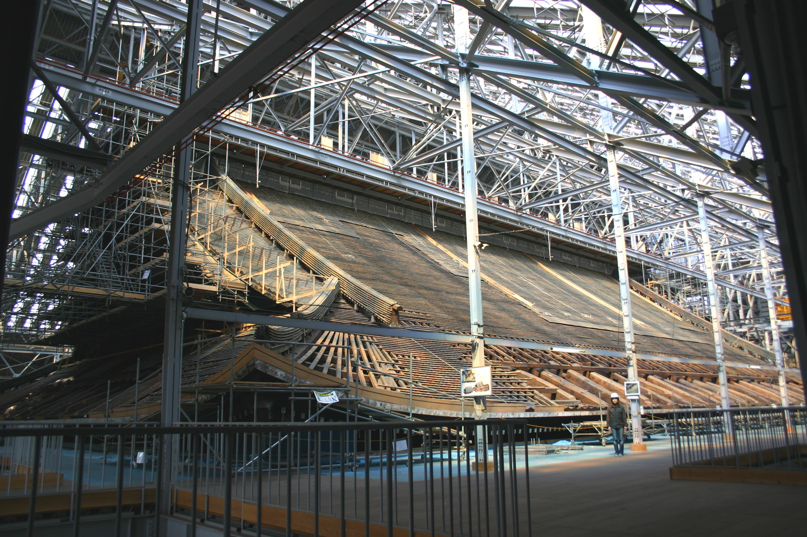 Roof restoration work at  Founder's Hall, Shinshū Ōtani-ha (Higashi Honganji)