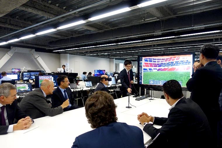 Experiencing the Future Camp Nou in 360° VR on the design floor.