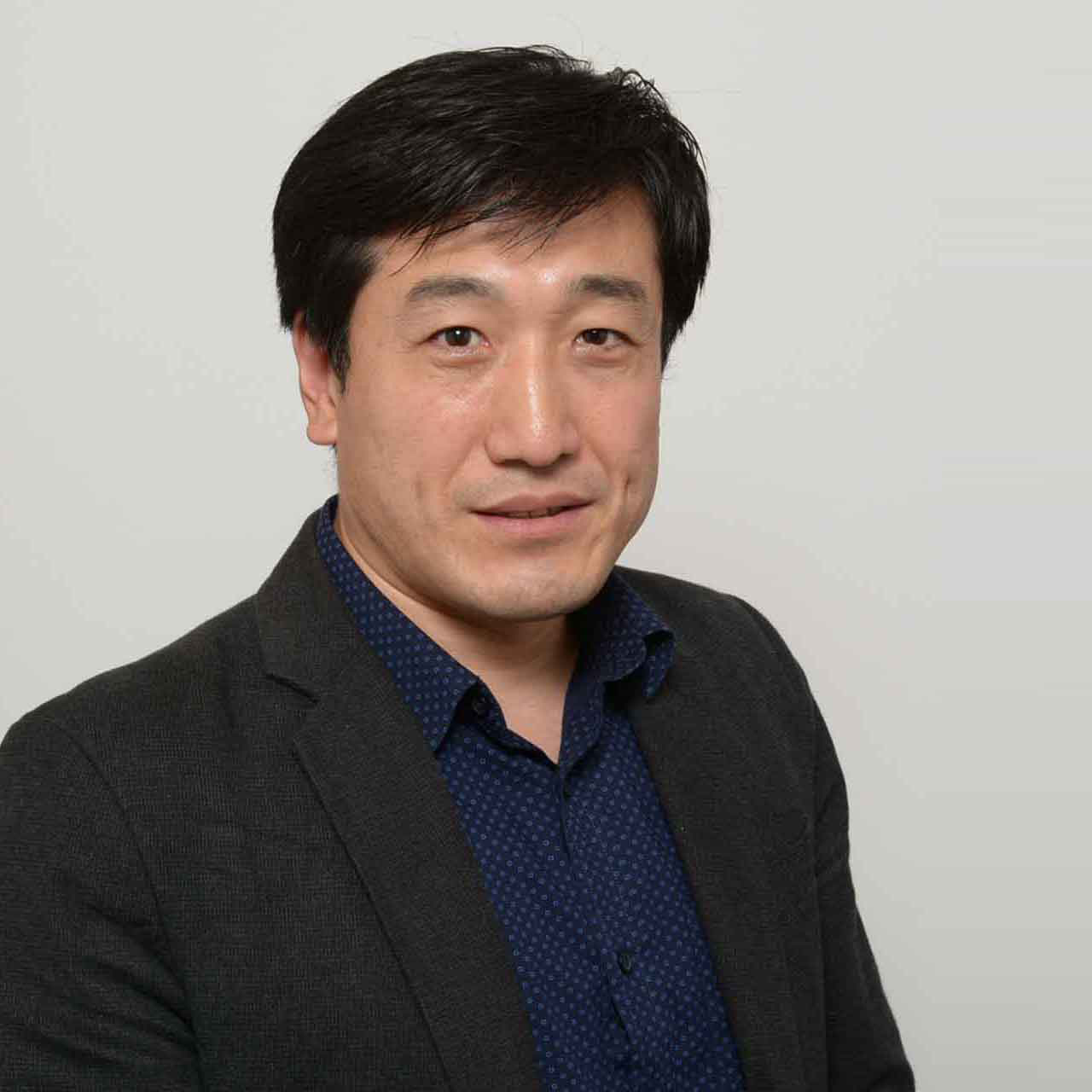 張 健