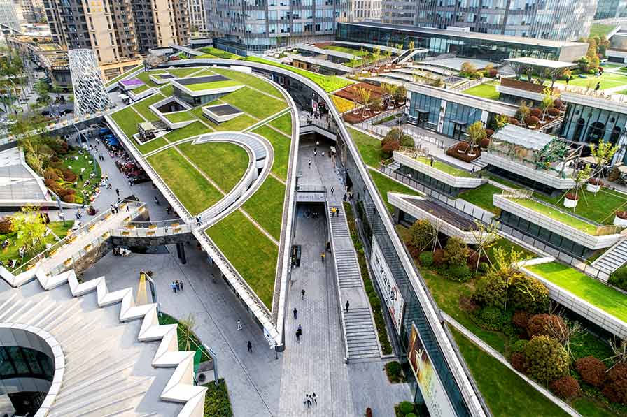 积极将地铁站和商业设施的屋顶改造成公共空间：上海绿地中心／绿地缤纷城（2017年建成）