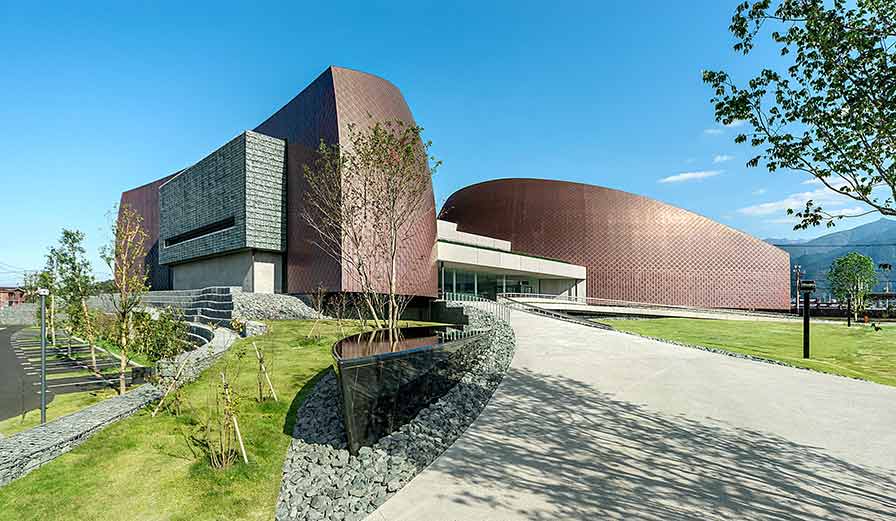 新居浜市総合文化施設・美術館　あかがねミュージアム